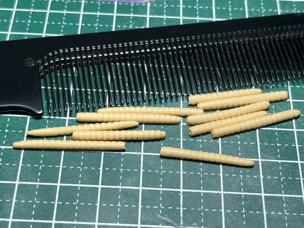 MoKaMoNa12's tweet photo. 「Road to 間に合うか間に合わないか某MSを作る編16」

「コームスタンプ動力パイプ(仮)」エポパテで作る

スプリングの巻き線が細過ぎるなぁ…
市販品(モビルパイプ)だと数必要だなぁ…
スプリングや市販品は柔軟性低いなぁ…
などの時､工作方法の一つとして

難点
長いとよれやすい
押す圧の加減 https://t.co/IjHzl9wfBQ