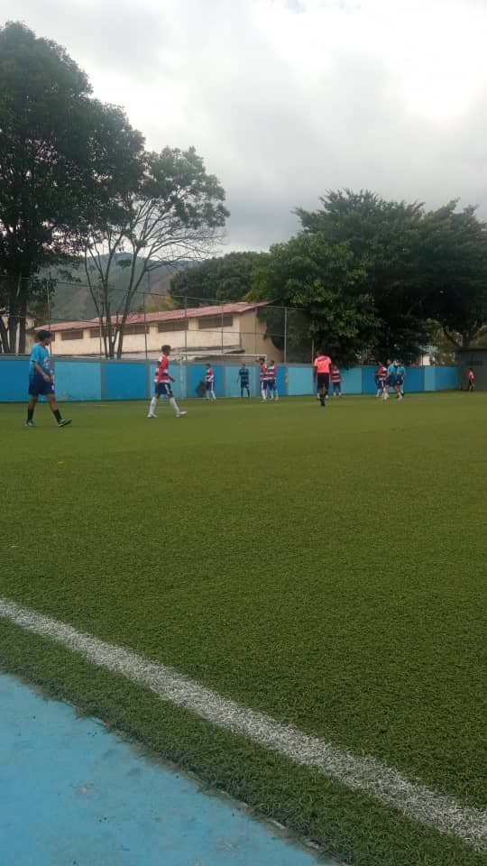 AndreJGR15's tweet photo. Ya ni se para que vengo a ver a mi hermano jugar si siempre pierde jajaja https://t.co/H3AS8SoIE9