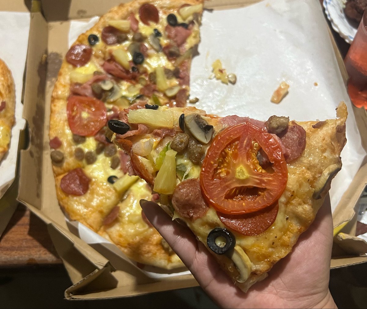 jamnanatwt's tweet photo. f james kasi pineapples go well with pizza 💅 https://t.co/IpjZ0N9DNI