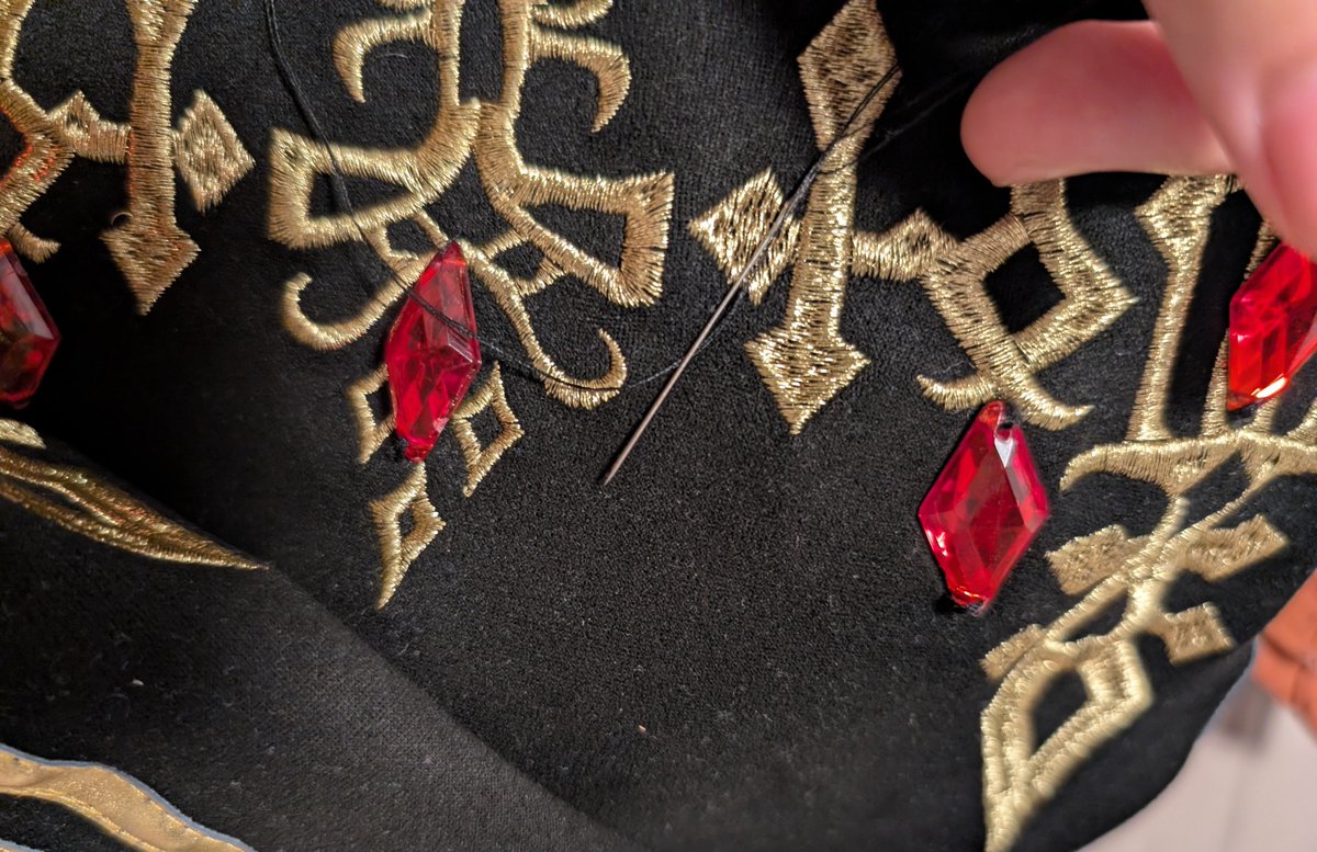 reinhardluvr69's tweet photo. #sewing #mending!! https://t.co/3Xbx05YWi3