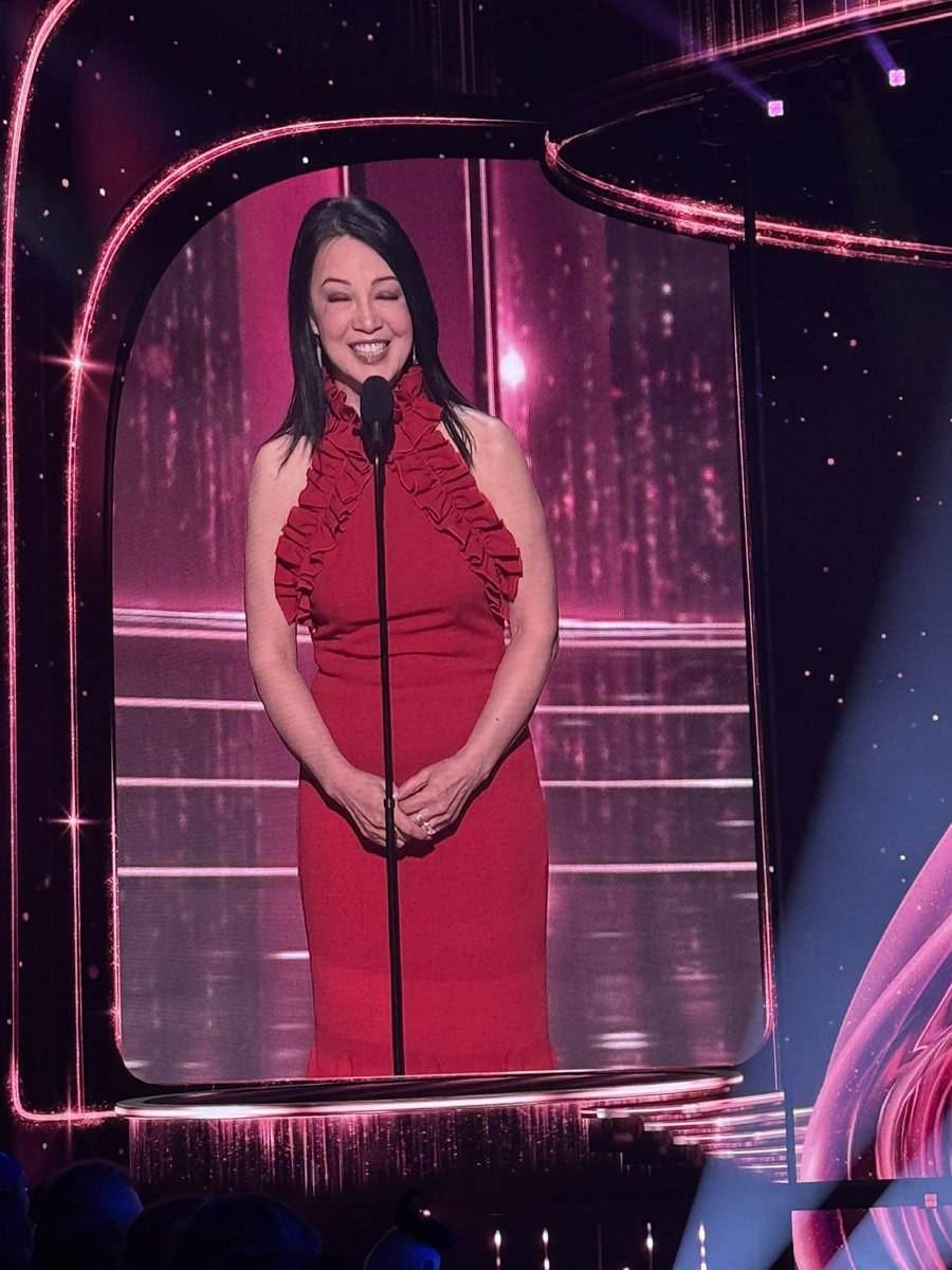 MingNaDaily's tweet photo. So pretty in red. ❤️ #MingNaWen https://t.co/kwgVJQAxIu