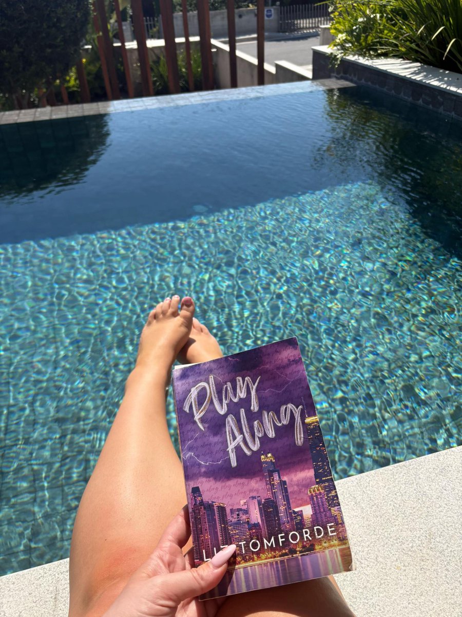 LukeyNewtsVibes's tweet photo. Well, #LukeNewton's second leech, his sister Lauren, has answered today my question to whom the other 4 people might have been in that bungalow!
Another one craving fame, borrowing her brother' little fame...
#FakePeople #ShallowPeople #Brainless #EmptyHeaded #HollowPeople https://t.co/CVmE4Ax9Vq