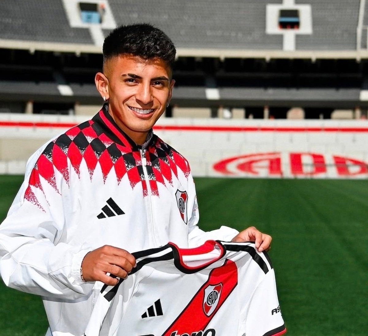 frabigol's tweet photo. INCREIBLE DEBÚT de THIAGO HEBERTO ALMADA, bajó del avión hace 37 horas y no durmió nada, pero se calzó los cortos, salió al Monumental y fue figura absoluta para romper la peor racha de la historia del club.

Llegó a River el MEJOR 10 de AMÉRICA. https://t.co/McUcpcrqME