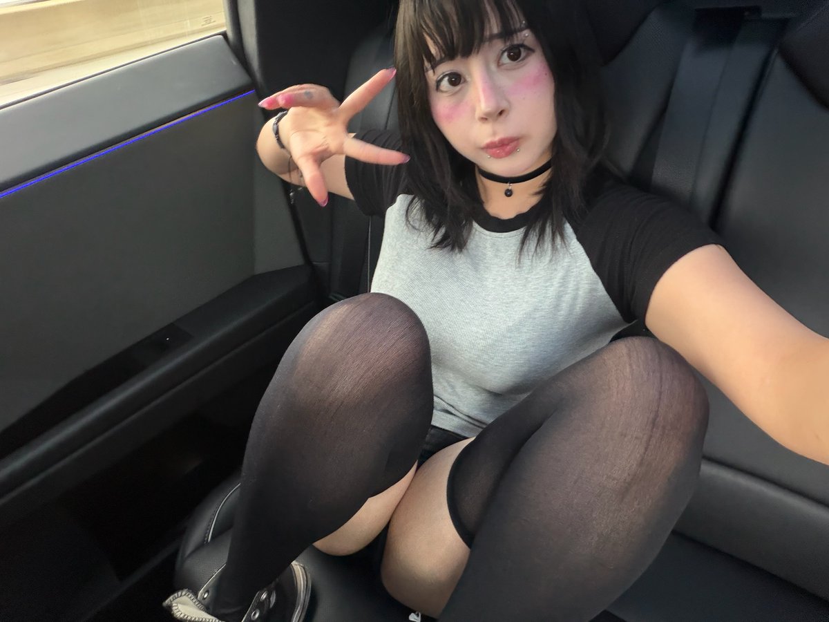 bowsetteki's tweet photo. is this why the rearview mirror keeps moving https://t.co/WVDEEFwY4L