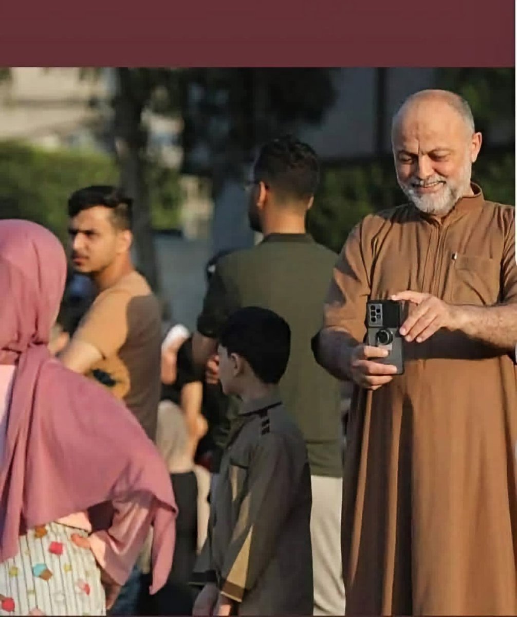 Moin_Awad's tweet photo. هذا نور الدين مازن الشوا. تم قصف بيت عائلته في أكتوبر 2023. خرج من تحت الركام ناجياً هو وستة من أبنائه وبناته بينما استشهدت زوجته وثلاثة من أبنائه ووالديه وأشقائه ضمن ثلاثين شهيدا من عائلته. نزح إلى بيت شقيقته. https://t.co/3BpDXm4ZPN