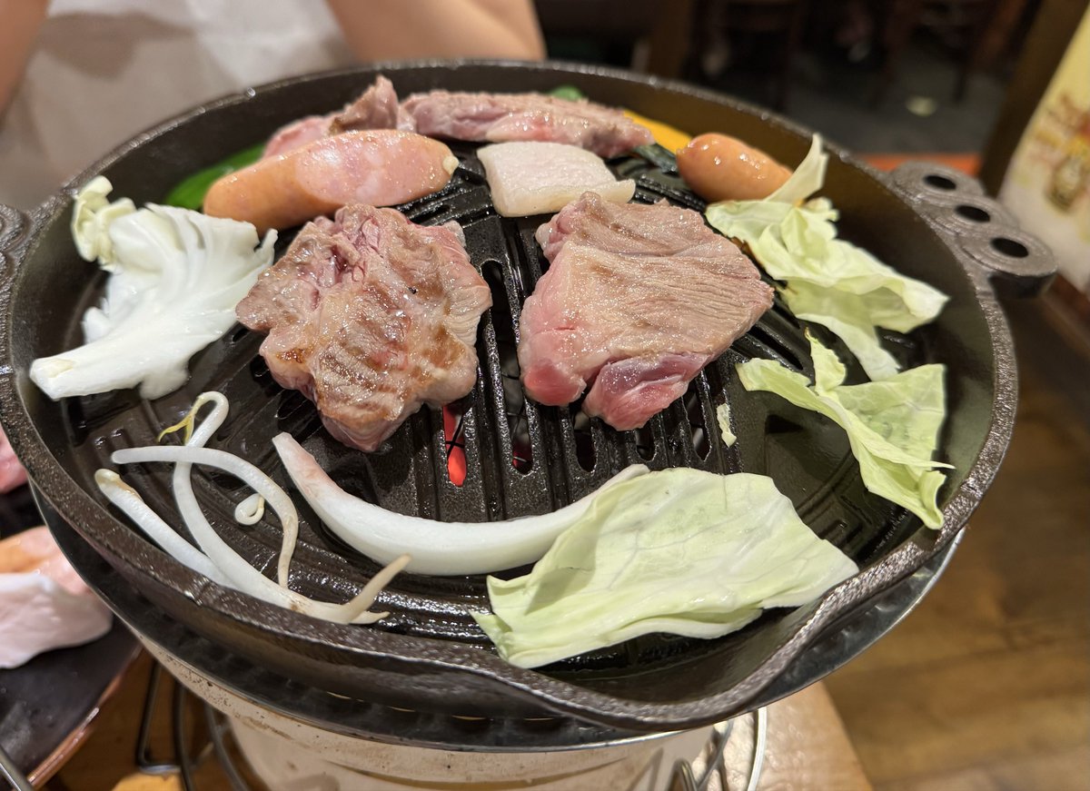 bbbmakoto's tweet photo. ジンギスカンの人気店。
いつも前通ると予約で満席と表示されてる。
店主に聞いたら1か月以上前から埋まってるらしい。
1週間前で予約できたのたラッキーだったのか。
やっぱり焼き肉は炭火焼きだね。
ガスは味気なく感じてしまう。
#春田屋 https://t.co/4yD51J2qx6