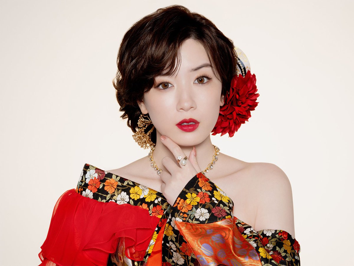 modelpress's tweet photo. 永野芽郁、主演＆初プロデュースで
「ヒマチの嬢王」ドラマ化決定🥂

歌舞伎町元No.1のキャバ嬢演じる✨️
着物ドレス姿のビジュアルも解禁

📺️2026年冬 DMM TVで独占配信
https://t.co/KHkqFnGW6N

「これまでとは違う立場からも作品づくりに携われるという、新しい挑戦への期待が膨らみました」 https://t.co/wSLfO56fIn