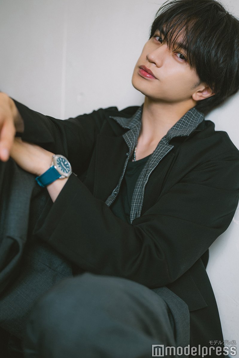 modelpress's tweet photo. 【中島健人「SとX」インタビュー後編】

目指す“全員が機嫌よく働ける環境”
後輩指導に込めた想いとこれからの現場論
https://t.co/LHG7UIDZqb

★ファミリーデーの導入
今は我慢する時代ではないから、人が何百人も動いている中では、随所に頑張るきっかけがないといけないと思います。「ファミリーデー」を大切にしている理由は、自分が家族のために、あるいは大切な人のために頑張っているのだという実感を、現場に関わる全員に持っていただきたいからです。家族との時間が豊かになれば、自ずと現場での仕事の質も高まり、良い作品づくりに繋がると信じています。

★後輩指導
ステージでのパフォーマンスにおいて改善すべき点がある場合、私は全員の前で特定の個人を厳しく叱責することはしません。指摘をする際は必ず全員の前で、全員に1人ずつ伝える、もしくは「1対1」の場を設けるようにしています。 人によって、はっきり言われた方が伸びるタイプもいれば、そうでないタイプもいるため、相手の性格に合わせたアプローチが不可欠です。今回のライブツアーでは、パフォーマーがジュニアのメンバーと1対1でペアを組み、お互いに細かなフィードバックを出し合うシステムを取り入れたんです。教える側も教わる側も双方が大きく成長できる、非常に良い相乗効果が生まれました。

@KENTO_Team_N @NetflixJP