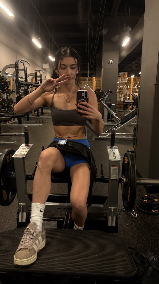 WorshipEm's tweet photo. the gym goddess https://t.co/eqEFzArQFg