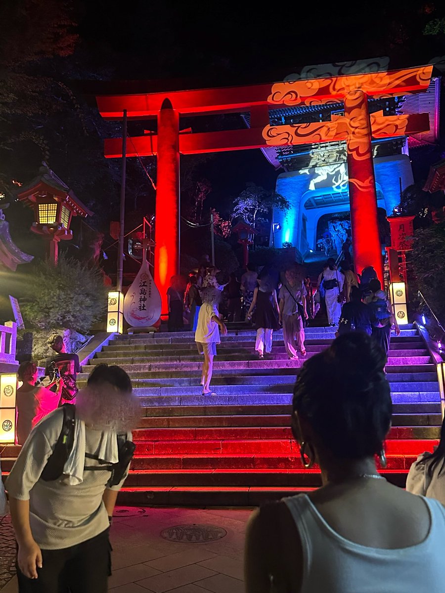 sawachin6's tweet photo. 江ノ島の灯篭祭り、汗だくで上まで登ってシーキャンドルのふもとに辿り着き✨さぁ今から美味しいもの&江ノ島ビールだ🍺🥰と、メニュー看板見てワクワクしてたら、店員さんが出てきて看板に「closed」と札をかけられてしまったぁぁ😭😭😭
灯篭祭りは19時から21時まで！
でもレストランは20時で終了という罠😭💦💦💦💦💦💦
悲しすぎる😭😭
#江ノ島
#灯篭祭り
#藤沢
