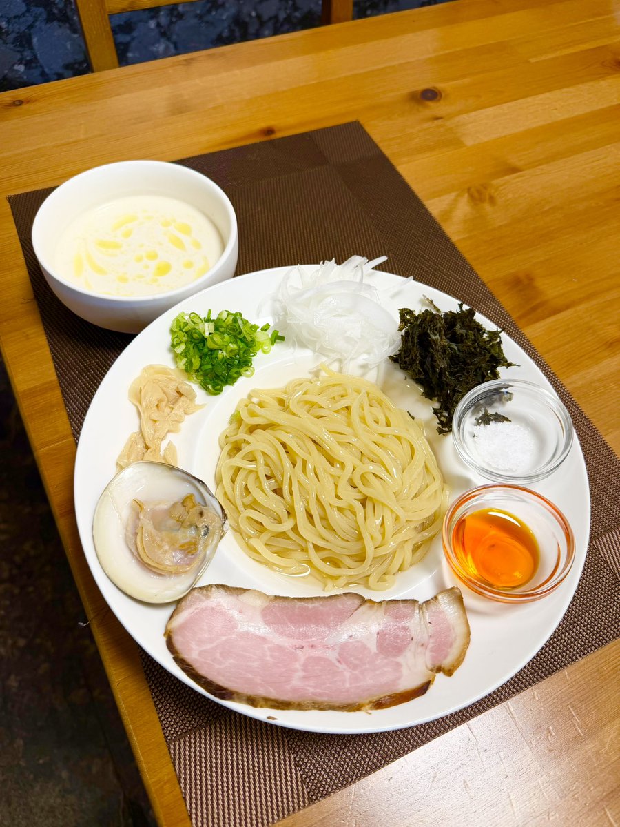 h_onode's tweet photo. 8月17日🍜
冷製！蛤ヴィシソワーズつけ麺🥔
待ってるの〜👨‍🍳
#ラー1GP #大つけ麺博
#ONOdeら〜めんH　#シェフのきまぐれ酒場Ｈ　#おまかせ料理 #イタリアン #フレンチ　#和食　#パスタ　 #八街 #成田　#富里　#佐倉　#酒々井　#千葉　#ラーメン #ランチ　#八街ラーメン祭 https://t.co/zR2jZDbkja