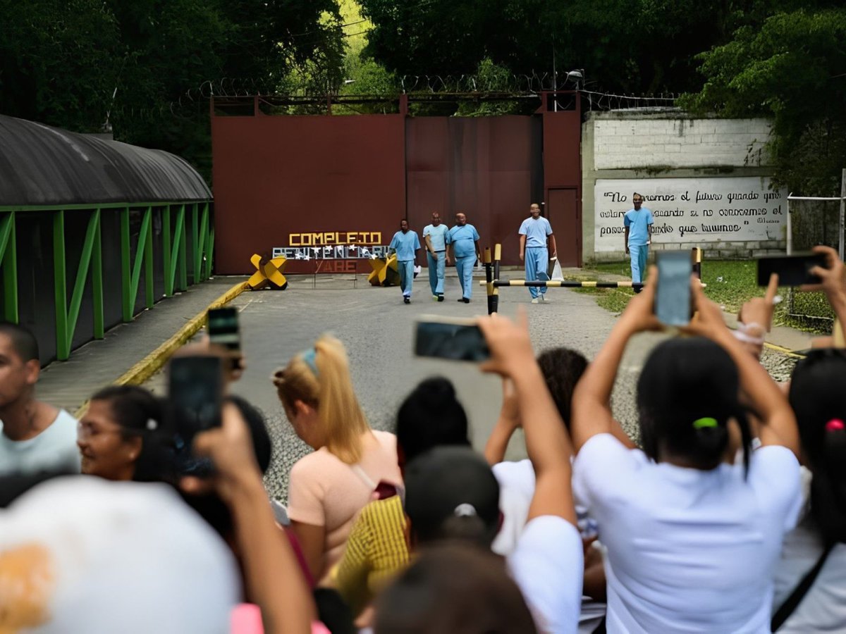 ReporteYa's tweet photo. #16Ago #Venezuela #PresosPolíticos 
Delcy Rodríguez asegura que 1.046 presos políticos han sido excarcelados en lo que va de 2026. Sin embargo, el proceso avanza entre pactos políticos, falta de listas oficiales y medidas cautelares:

🗓️ La promesa comenzó en enero tras la captura de Nicolás Maduro. Jorge Rodríguez anunció las liberaciones como un "gesto de paz" y prometió una lista con nombres. A 8 meses del anuncio, la lista oficial SIGUE SIN PUBLICARSE.

⚖️ En febrero crearon la Ley de Amnistía, pero fue derogada por el propio Gobierno en abril. Durante su vigencia, solo el 24% de las excarcelaciones verificadas por @ForoPenal ocurrieron bajo esa ley debido a sus múltiples excepciones.

📊 Existe una brecha constante entre las cifras del Gobierno/EE. UU. y la verificación de las ONG. En el reciente anuncio de agosto (131 medidas), Foro Penal solo ha podido confirmar 73 excarcelaciones (55 hombres y 18 mujeres).

⚠️ Defensores de DDHH recuerdan que "excarcelación" no significa libertad plena. La mayoría de los liberados queda bajo medidas cautelares restrictivas. Además, aún hay más de 300 presos políticos en prisión, incluyendo 141 militares.

📢 Familias de los detenidos exigen el cese de la opacidad: piden listas con nombres, fe de vida y libertad sin restricciones para todos los detenidos.

¿Tienes un familiar esperando respuesta? 
Déjanos tu reporte en #ReporteYa. 📲💬

Con información de Runrunes
#PeriodismoQueResiste