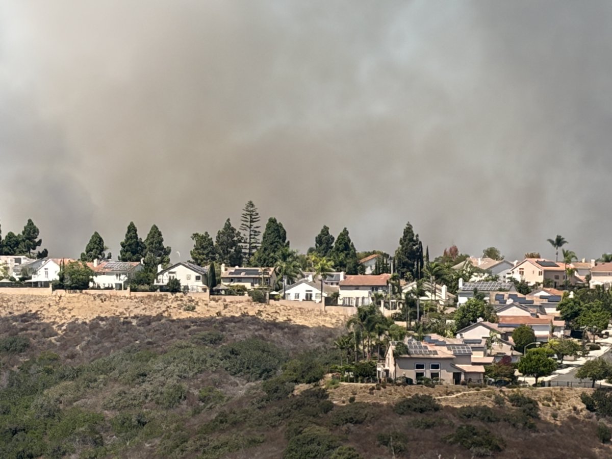 hectorsbooks1's tweet photo. Fire in Sorrento Valley- Please tune into SO-Cal Fire for updates! https://t.co/JzUxf9TYwI