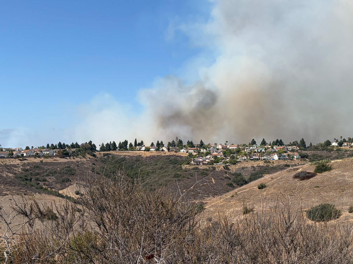 hectorsbooks1's tweet photo. Fire in Sorrento Valley- Please tune into SO-Cal Fire for updates! https://t.co/JzUxf9TYwI