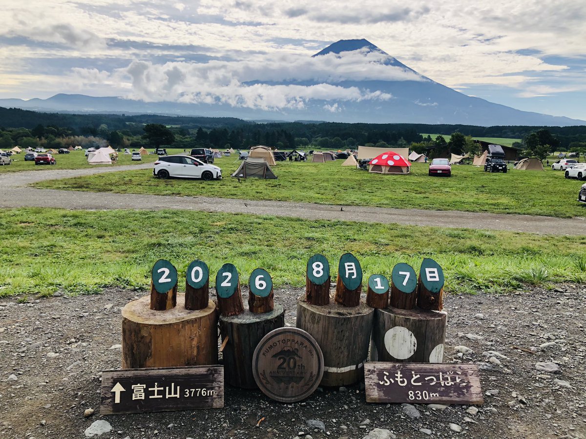 PMa344's tweet photo. 昨夜は猫が遊びに来たらしい⛺️🐈
ゴミ袋には養生テープ！まぢがえねぇっす👍　#8.16キャンプ　#俺たちの夏 https://t.co/4TeSKfwx56
