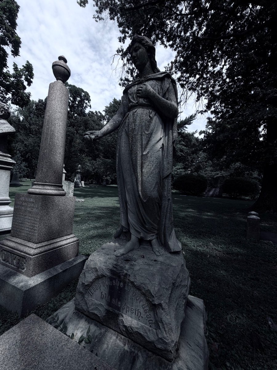 MourningJude's tweet photo. anniversary cemetery visit https://t.co/9BeiLzw473