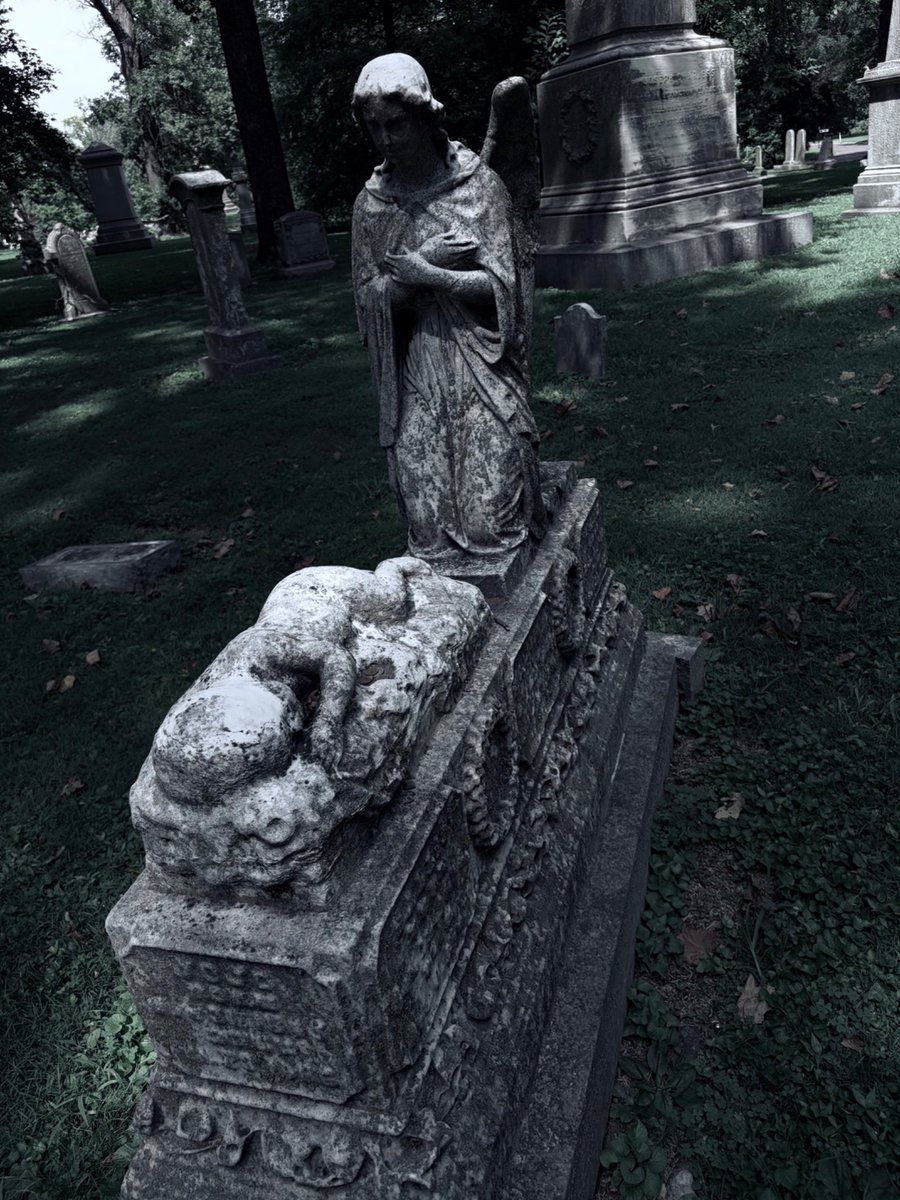 MourningJude's tweet photo. anniversary cemetery visit https://t.co/9BeiLzw473