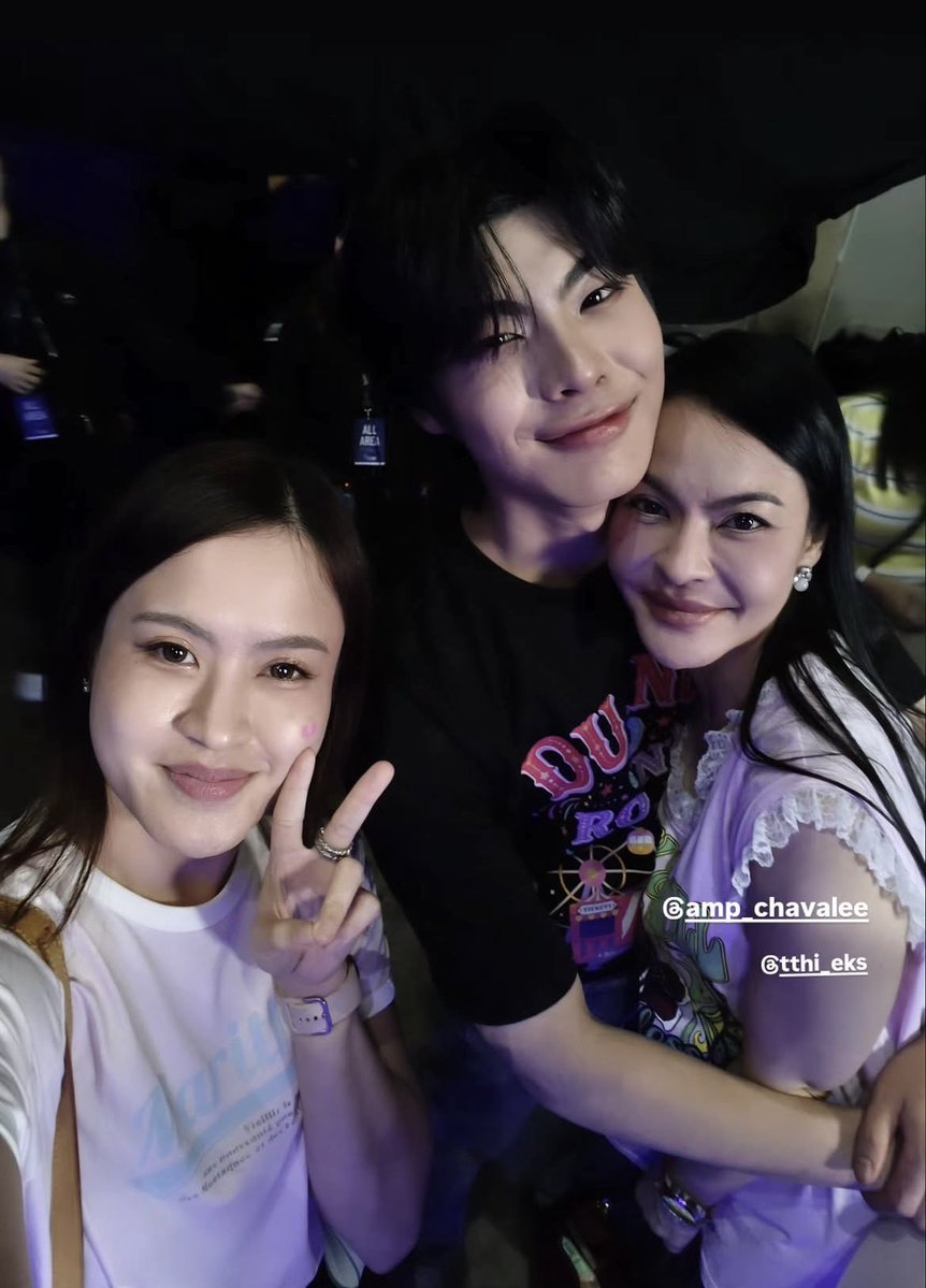 wapppely's tweet photo. It's so cute, a family that supports each other

#tthi_eks #waavetnp 
#ธีร์เวฟ #theewave https://t.co/XVwDYL6WbD