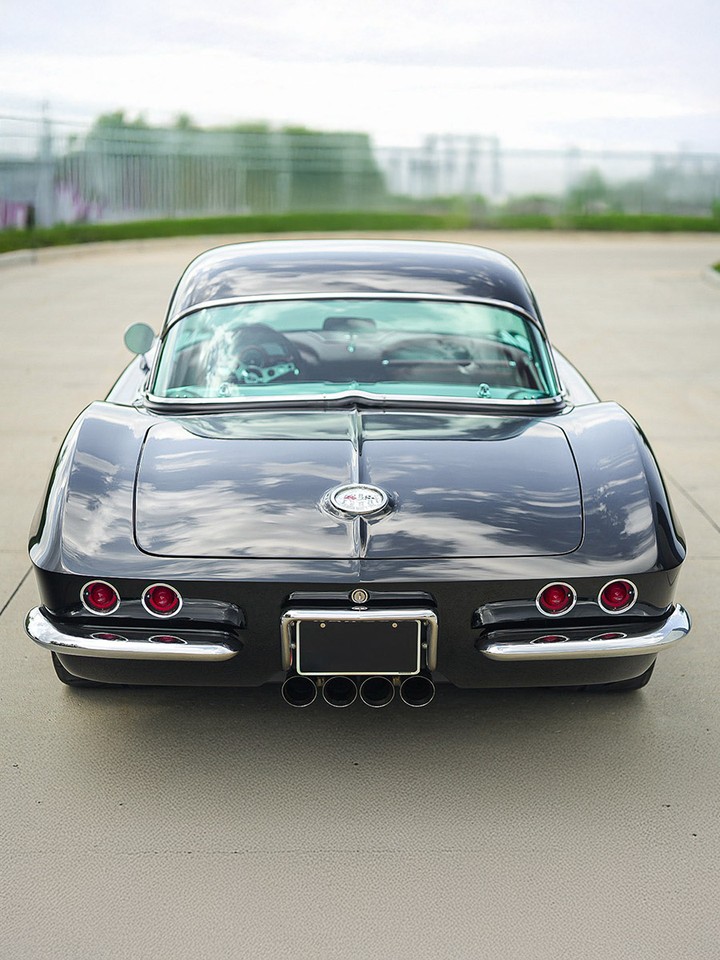 Rose21C139's tweet photo. A reimagined C1. This custom 1962 convertible packs a 418 cubic inch stroked LS3 mated to a Tremec T56 Magnum six speed close ratio manual, sitting on an Art Morrison GT Sport chassis. Most people think a car like this is meant for women to drive, but does that mean a guy can't drive it?