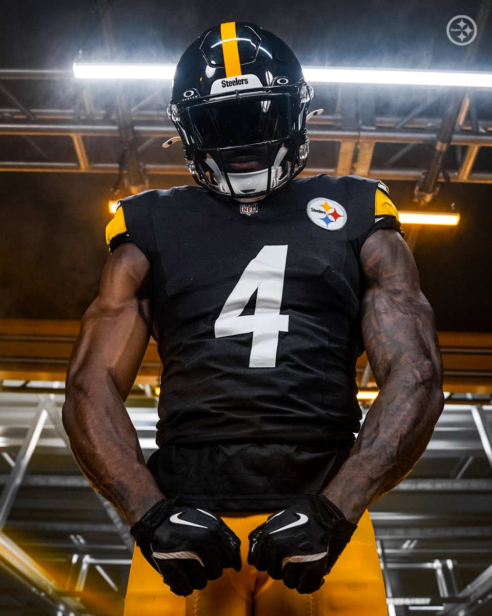steelers's tweet photo. Only 4️⃣ more Sundays 😏 @dkm14 https://t.co/buuLVstABb