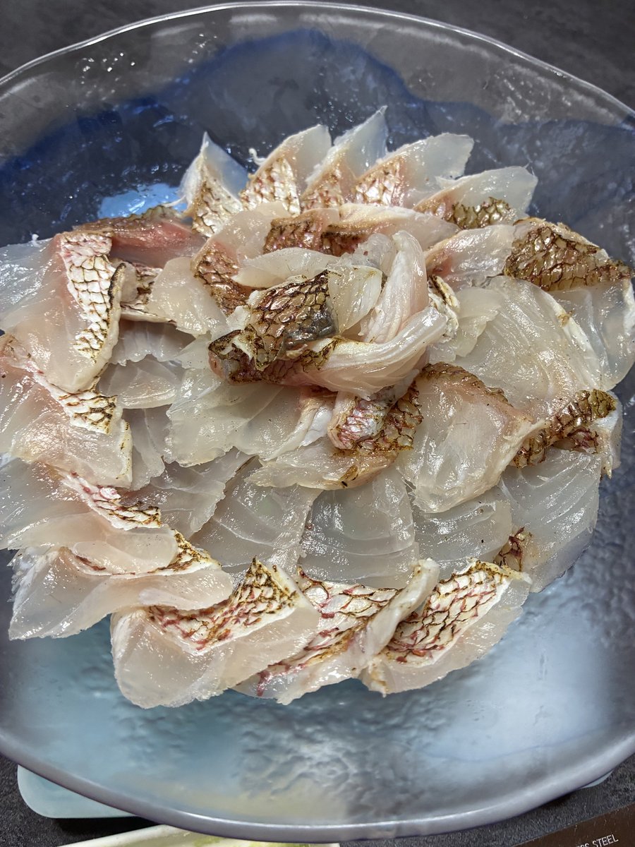 tokihaigman's tweet photo. 今日のお弁当はマグロのテールのみりん焼きとらっきょう味噌
2枚目は昨夜の鯛のお造り
はたらきたくねえええええ https://t.co/dOo0t8Dqc3