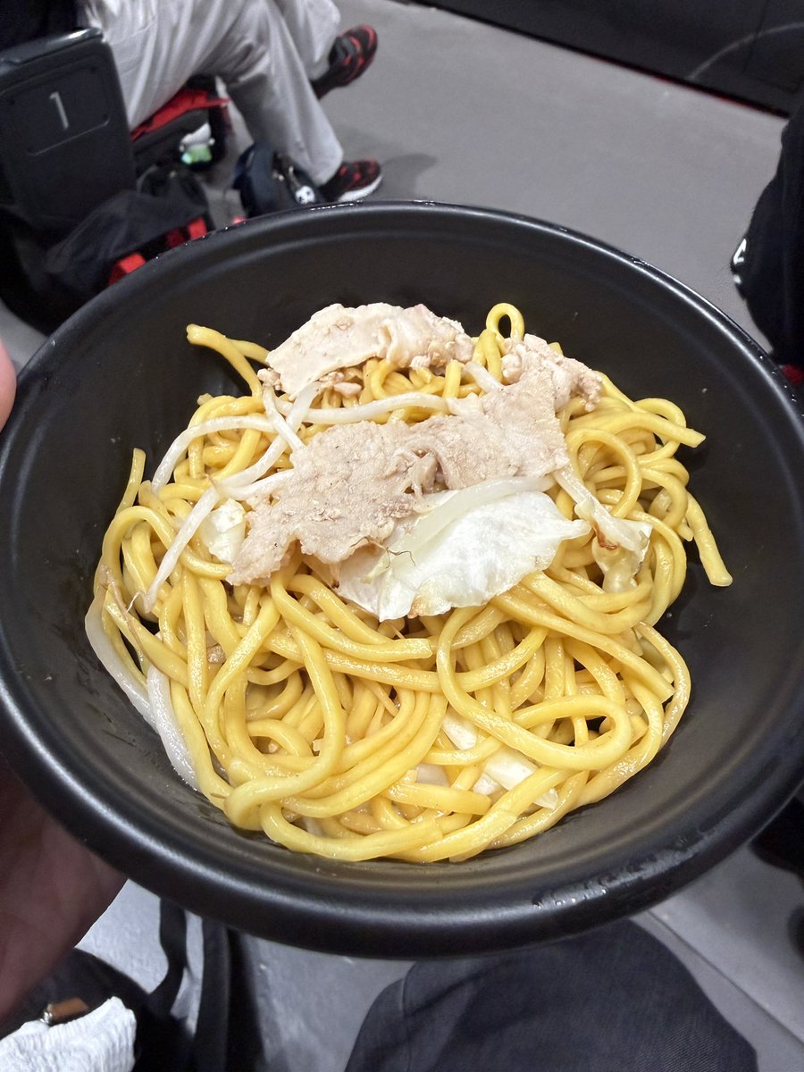 muuraa711's tweet photo. プレミストドーム内のスタグル
作り置きの焼きラーメンは温度も冷め、麺は固まり、脂も固化するというあまり向かないのかもしれない
出来立てを食べてみたい

#ラーメン #ramen #焼きラーメン #虎徹のザンギ #札幌福住 https://t.co/Jl4zpUhg1O