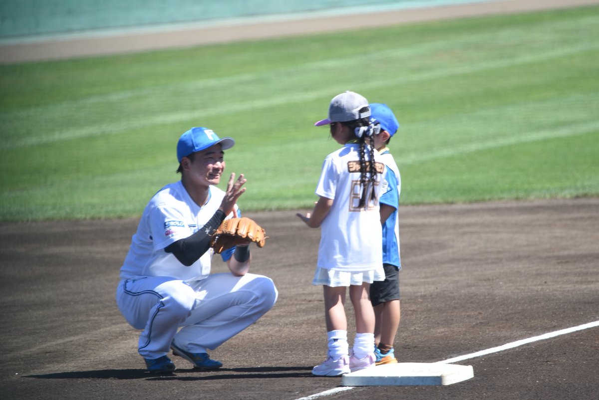 gts__54's tweet photo. 子どもとお話してる時ずーっとニコニコで楽しそうだった😽🎶
 #山縣秀 #lovefighters https://t.co/WIPrUfFiaI