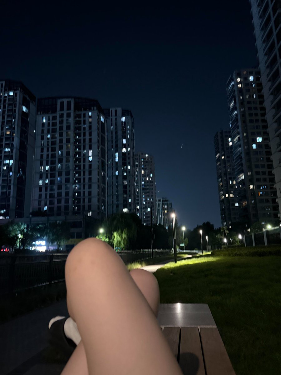 AstridSuherlan's tweet photo. It's so nice to lie down on this chair and enjoy the breeze https://t.co/FTIxIE1UEp