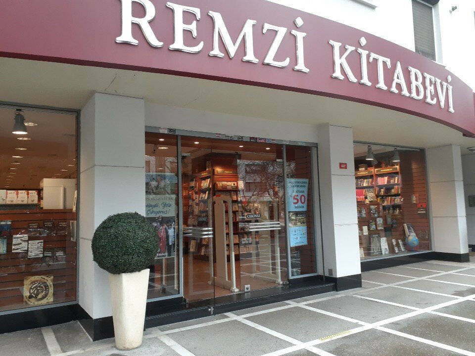 ekindenizkuzu's tweet photo. Suadiye Remzi kapanıyormuş. Bir sürü tweet okudum. Birileri de “kitap almıyosunuz zaten” diye parmak sallamış. Ne ayıp. Ne garip. Biraz kafanızı ağrıtayım.

Remzi de diğer birçok kitabevi gibi rafındaki kitabı (ne yazık ki) genelde indirimli, yani “uygun” fiyata satmaz. Kaldı ki anlıyorum kitabevlerini. Yıllarca büyük bir kitabevinde çalıştım çünkü. Tezgahtarlık yaptım. Dükkan kirası, personel gideri, dağıtımcılar ve saymaktan üşeneceğim bir sürü yüklü gider kalemi vardır kitapçının. Hiç romantik bir yanı yoktur yani “kitapçı işletmenin”. 

Memlekette her ne kadar kitap bandrolünden yana “kabaca” pek düşüş gözükmese de “düzenli okur” sayısında felaket düşüş var. Nedir düzenli okur? Basitçe: Listesindekilerin yanı sıra yeni çıkanları “da” takip eden, alan. Çoksatanları “da” alan. “Düzenli kitap alan.” Kitabevleri çok sever böyle müşterileri. Çünkü para kazandırırlar. Müdavimdirler. Kitaba harcayacak paraları vardır.

Peki neden azaldı? Çünkü kitaba ulaşmak artık çok pahalı. Geçen gün elime 2011’den bir kitap aldım, 22 liraymış. Şimdiki fiyatı 550 lira. Yüzde 2400 zam yemiş yani. Bu memlekette kitaba 550 lira vermek artık abesle iştigal. Millet markete mi para yetişirsin, kiraya mı, yola mı, çoluk çocuğuna mı, tenceresine mı, kitaba mı? Bir kilo kıyma 650 lira. Ben kitap yerine üstüne koyup yemeklik kıyma alıyorum mesela. Napayım çünkü?

Elbette “kitabevleri kapansın, bana ne” deme, nasıl denir ki zaten. Bir şehri “şehir” yapan kitapçılarıdır çünkü, bence yani. Hafıza falan. Mekan-bellek. Diğer taraftan: “Batı’da kitapçılar için yasalar varmış, sabit fiyat varmış” gibi çözüm önerileri de ne yazık ki burada işlemez. İşler de bir yere kadar. E, bir çözüm bulmak da şart… Fakat bu “parmak sallayarak” olmamalı sanki. 

Mesela memlekette neden kağıt fabrikası olmadığını soralım. Kağıdı dışarıdan aldığımız sürece yayınevi fiyat düşüremiyor, rafa da kitap pahalı giriyor. İnternette yüzde 30, 40 (dükkan gideri düşülebildiği için) iskonto yapılıyor. Okuyucu napsın, ona yöneliyor. Kaybeden kitabevi oluyor. Halbuki ne kadar ama ne kadar üzücü. 

Kim haklı? Kitabevi mi, ucuza kitap almak isteyen mi?

Remzi’den ben de belki en son 7-8 yıl önce kitap aldım. Ama üzüldüm. Çok üzüldüm. Üzüldüğüm için de özür dilerim.