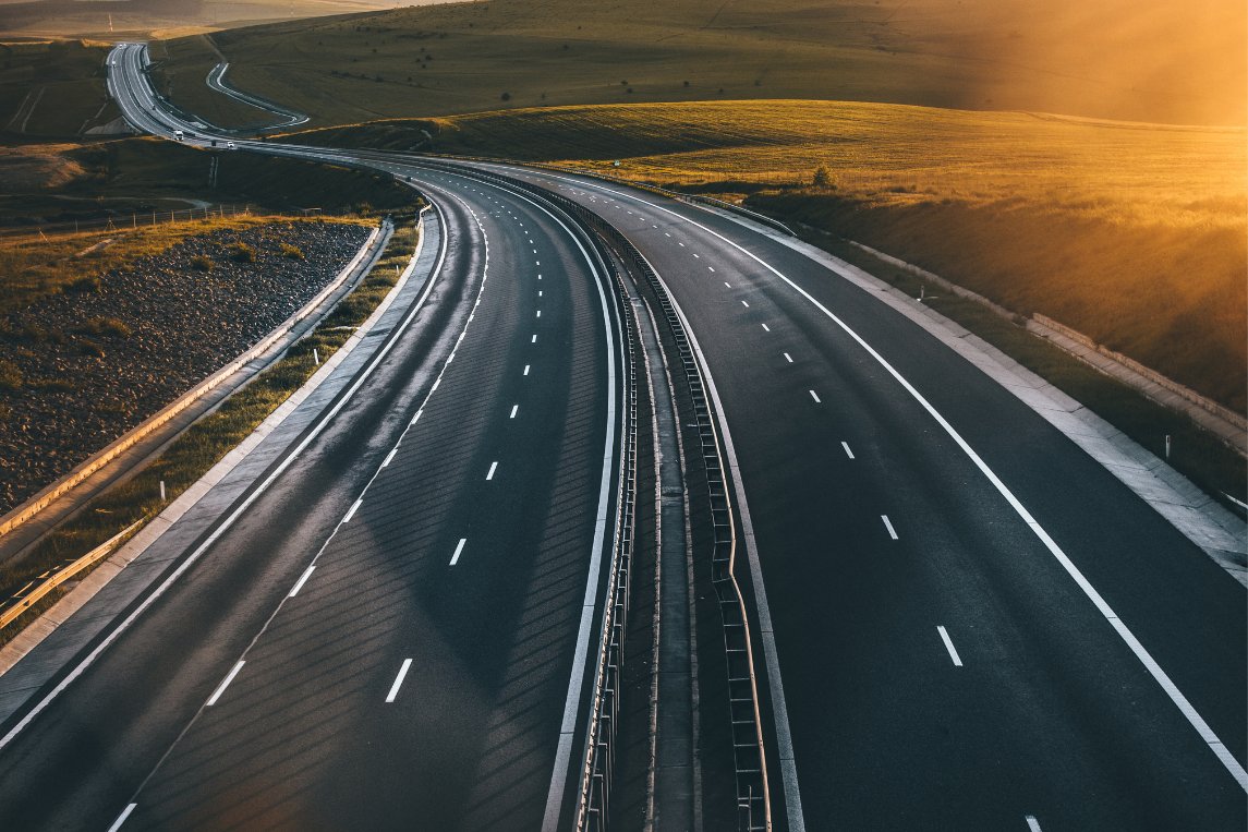 Innisfreebtc's tweet photo. «¿Y sin Estado quién construirá las carreteras?»

La respuesta es bastante sencilla:

Las empresas.

De hecho, las carreteras que existen hoy no las construyen funcionarios con una pala. Las construyen empresas privadas contratadas para hacerlo.

El Estado recauda, adjudica y decide.

Pero quien diseña, fabrica, excava, asfalta y construye es el sector privado.

Si las empresas privadas ya saben construir carreteras, ¿por qué necesitamos un monopolio estatal para decidir quién puede hacerlo?