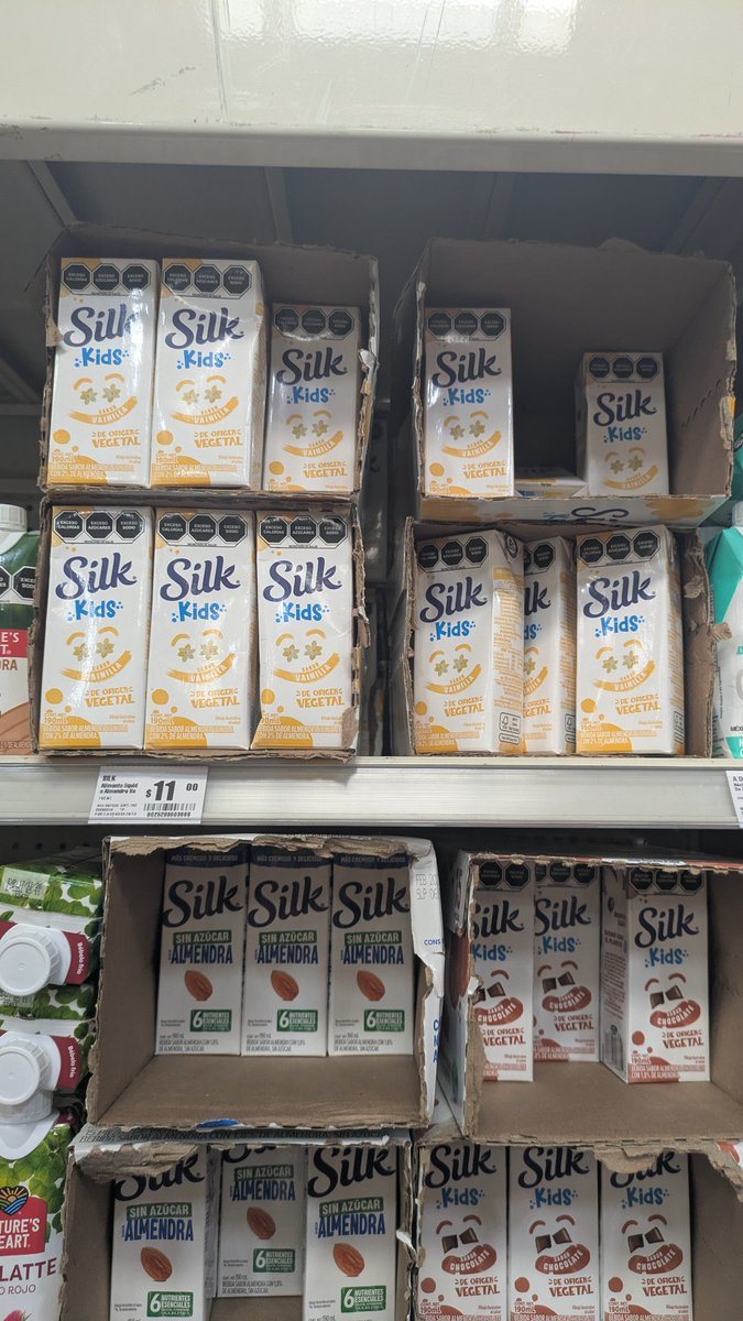 gerryboy2003's tweet photo. Segundo sábado que quiero comprar y siguen todas caducadas con fecha Agosto 8, que pasa @HEB_Mexico, @silkmx ? HEB_PuertadeHierro https://t.co/OVa9JTZwaw