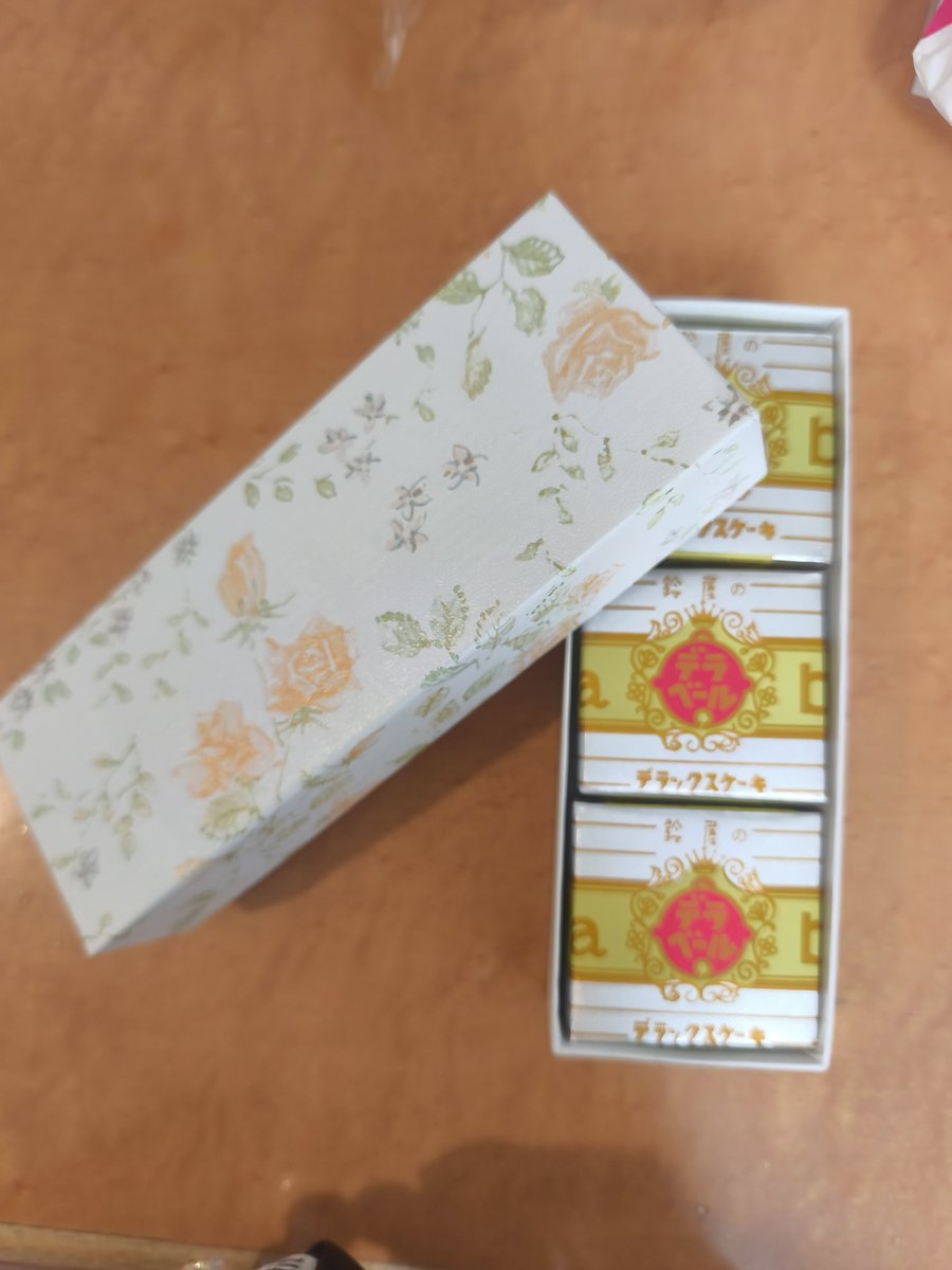 ChannKure's tweet photo. ネットでその存在を知ってから食べたかった、和歌山鈴屋さんのデラックスケーキ！

大阪の百貨店にあると聞き行ってみても、その存在はなく和歌山に行かないといけないかと思ってたら、札幌の三越さんで発見！ https://t.co/RMyRVvcNtZ