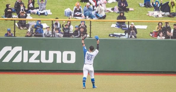 Jesssssi53's tweet photo. 「試合のチケットは今では安くても3000円とかしますし、球場に来るまでの交通費や駐車場代、球場内で飲食だってするしグッズも買ってたらその一日で10000円近くのお金を消費することもありますよね。遠方から来られる人は飛行機代や宿泊費までかかるとなると、とんでもない金額を消費しています。

僕は学生時代に時給850円でアルバイトをしていた経験とプロ入り前の2年間はサラリーマンをしていた経験があるので1000円を稼ぐことがどれだけ大変なことかは身に染みて分かっているつもりです。

ファンの皆さんが使ってくださった貴重なお金と時間を常に背負う必要があると僕は思います。だから気を抜いたプレーなんてできるわけがないし、目の前の一球に全力を注ぎチームの勝利のために戦わなければいけない。試合を諦め��選手、チームを誰が応援したくなるのか。僕は応援される選手でありたい ー」

自身もファンクラブ会員であるからこそ誰よりもファンの気持ちに寄り添える選手だと思います。昨日代打で名前がコールされた時のビジター外野席ファンの声援が一際大きかったです。移籍やトレードなんてとんでもない。今川優馬選手はチームに欠かせない大事なファイターズの選手です！
#今川優馬