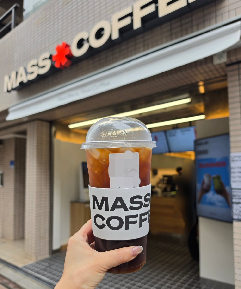 __yuaxxyua's tweet photo. 今日から新橋にグランドオープンしたMASS COFFEE。コーヒーが250円～、1LのLサイズは400円で販売しているコスパ最強店。すいかジュースも530円で飲めて最高すぎる…🥹🍉Paik's Coffeeもオープンしたばかりで、新橋が激安コーヒー激戦区になりそう。 https://t.co/HCAJbc2QLZ