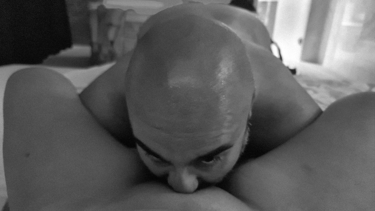 tucyrano's tweet photo. @atheneabrownie Un manjar de dioses
dulce delicatessen 
que te sube los calores
que los espasmos cesen
y la boca de orgarmo se llene. https://t.co/Y1U9sWEB1Q
