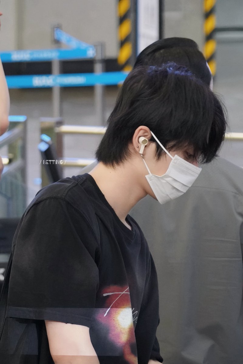 BettingOn0810's tweet photo. 260817 GMP

🐦‍⬛🤭🐦‍⬛

#BOYNEXTDOOR #보이넥스트도어
#TAESAN #태산 https://t.co/H11FHYG1ul