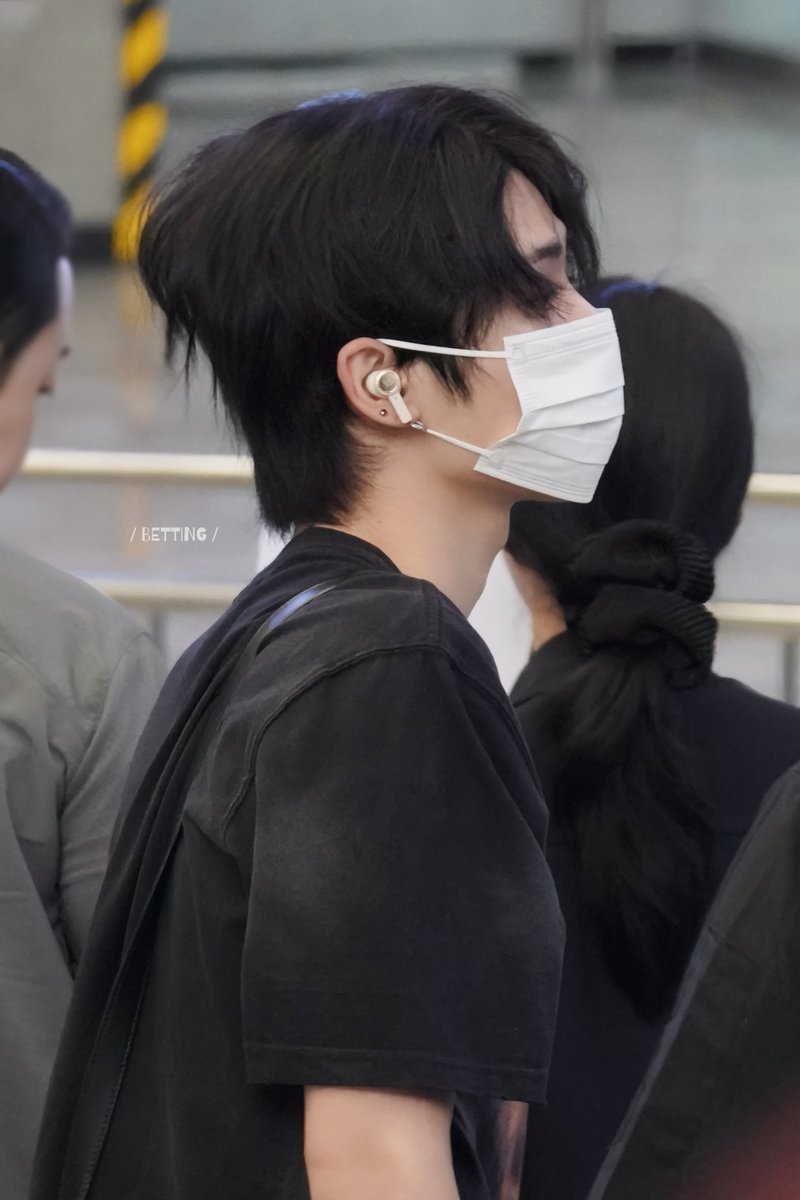 BettingOn0810's tweet photo. 260817 GMP

🐦‍⬛🤭🐦‍⬛

#BOYNEXTDOOR #보이넥스트도어
#TAESAN #태산 https://t.co/H11FHYG1ul