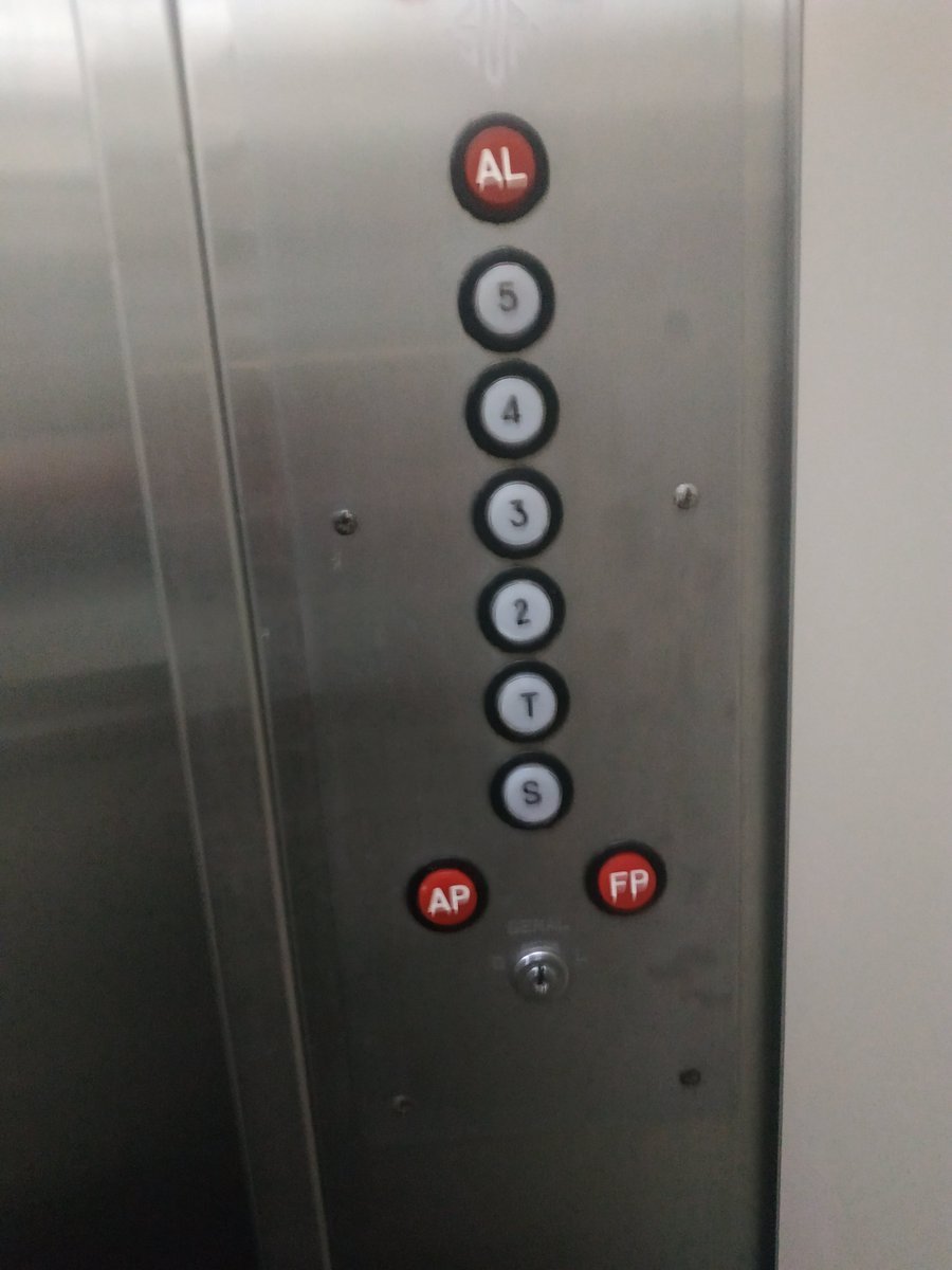 elyel_fag's tweet photo. @BBMangas Um foto que tirei em 2020 e tenho até porque eu disse pra uns amigos que aqui o primeiro andar era o térreo e eles diziam o contrário https://t.co/w2BRFwGoLa