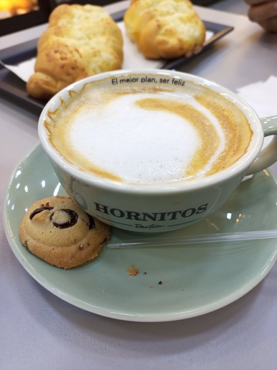 eldjbombo's tweet photo. El mejor plan para hoy: una taza de café, una galleta con chispas de chocolate y la compañía de unos bollos esponjosos en Hornitos https://t.co/T7K1IT0gXp