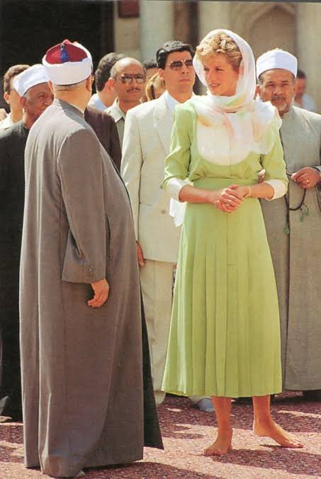 benjgreencups's tweet photo. Princess Diana frequently wore modest, culturally respectful attire, including headscarves and traditional garments like the shalwar kameez, during official visits to Muslim-majority countries such as Pakistan, Egypt, and Gulf State nations, as a sign of respect for local traditions.
