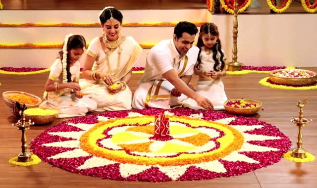 AriBotero's tweet photo. 🌸🇮🇳 Hoy comienza en Kerala, India, Onam, el gran festival de la cosecha, la prosperidad y la abundancia, vinculada a la tradición del legendario rey Mahabali, de quien se cuenta que regresa cada año para visitar a su pueblo. 👑

Las celebraciones duran varios días y comienzan con Atham. Desde hoy, los tradicionales pookalam —diseños realizados con flores— comienzan a tomar forma y cada día se van haciendo más grandes y elaborados, incorporando nuevas flores y diseños.

Así, poco a poco, la celebración crece hasta llegar a Thiruvonam, el día principal de Onam, cuando las familias se reúnen para celebrar con comidas, tradiciones y actividades culturales. 🌺🍛

#Celebraciones #AriDatos #India