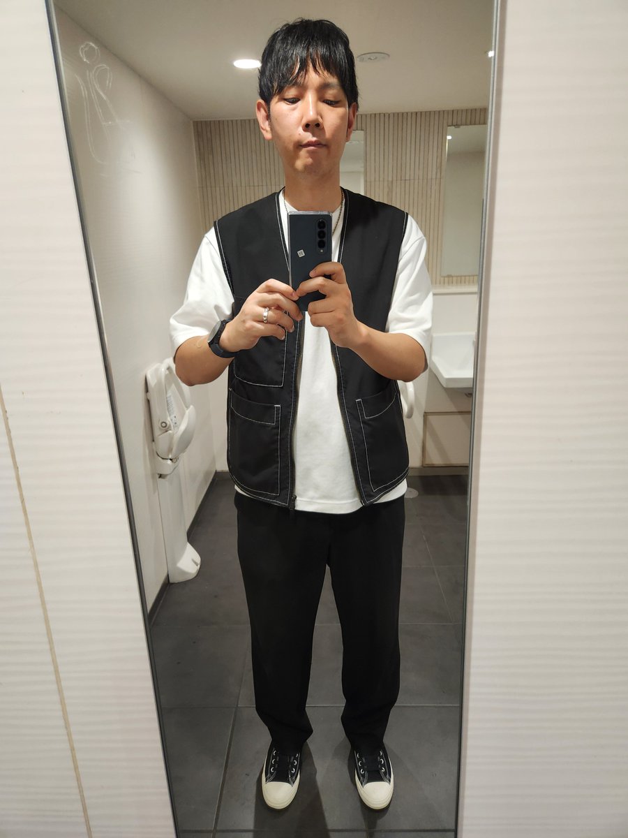 akkunn_akkunn's tweet photo. #今日のコーデ。 #ZARA の #コントラストトップステッチベスト に #ユニクロ の #エアリズムコットンオーバーサイズT シャツ ホワイト、 #ユニクロ の #タックワイドパンツ、#コンバース の ALL STAR #BACKZIP HI 、COMBINATION CHAIN #NECKLACE 。
今日は #出社日！通院の後に出社予定！ https://t.co/c2VjOPI18M