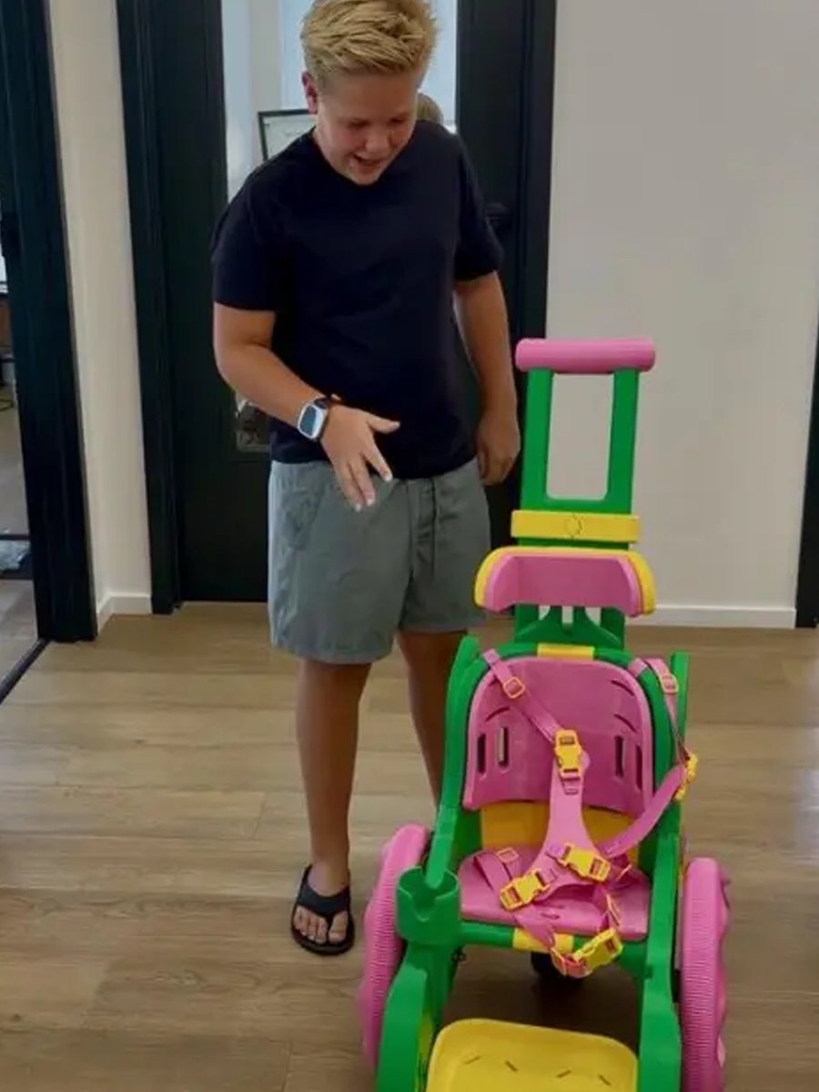 AcervoCharts's tweet photo. Menino de 13 anos comprou uma impressora 3D para produzir cadeiras de rodas gratuitas para crianças. https://t.co/lWnJOhGNaX
