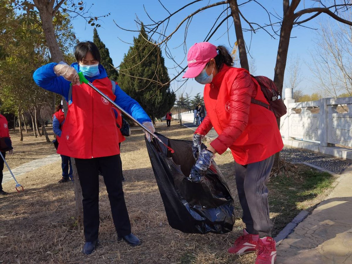 AlvenaStro98028's tweet photo. Join our community garden cleanup this Saturday 9AM at Central Park! Bring gloves u0026 a friend – let’s make our neighborhood greener together! https://t.co/r2NRYKzCtO