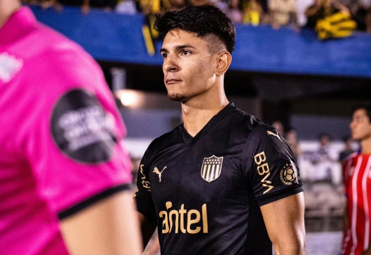 aurilab_1891's tweet photo. A veces uno tiene que replantearse el por qué no tuvo oportunidades en Peñarol (club que te formó).

De nada te sirve venir al Campeón del Siglo, haciéndote el malo y ponerte en contra de toda la gente, pegándole por envidia a un pibe de 20 años que viene de afuera. https://t.co/MxUwMGWVrQ