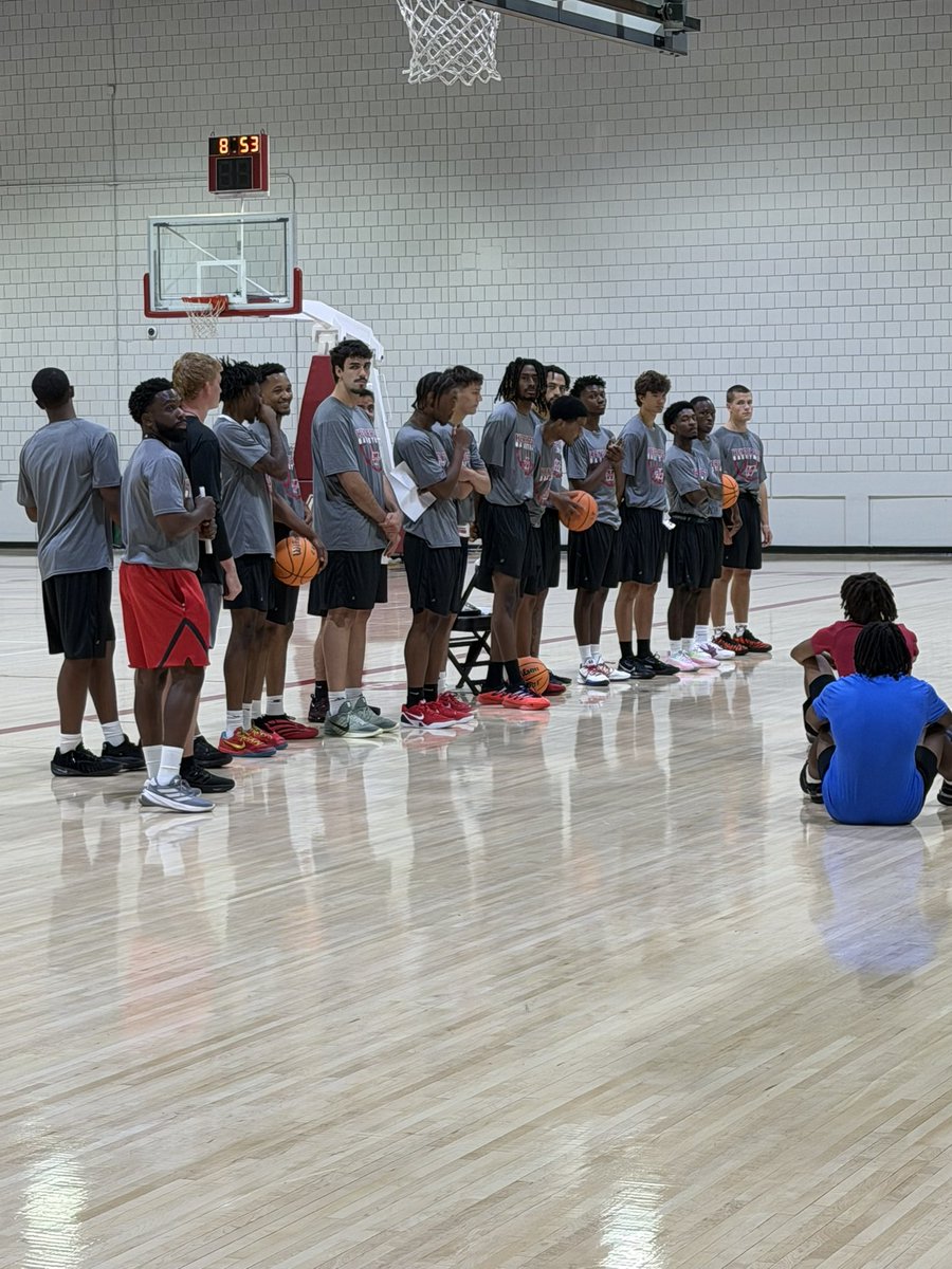 jimmyelgas1's tweet photo. So thankful for all the parents, coaches and campers that attended our elite skills camp 2day! It was a packed gym with high level players from 8 states who all got exposed to HSU and our program. Everyone had tremendous energy….especially our players! #TeamTogether #NoMereBeast https://t.co/7zebEkMV6L