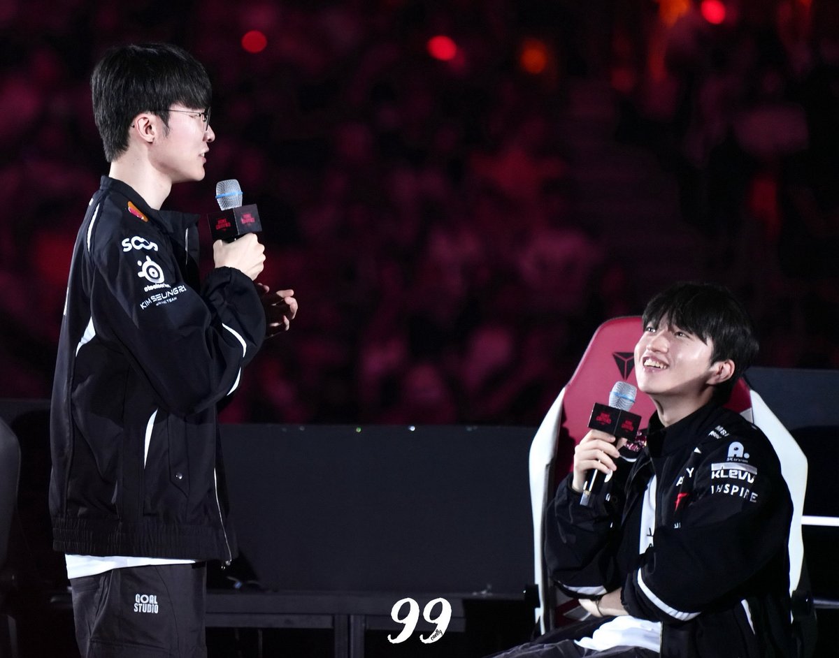 99canfly99's tweet photo. 260816 T1 HG FM

Find someone who looks at you the way Keria looks at Faker.

#FAKER #KERIA https://t.co/XEUwopBDnD