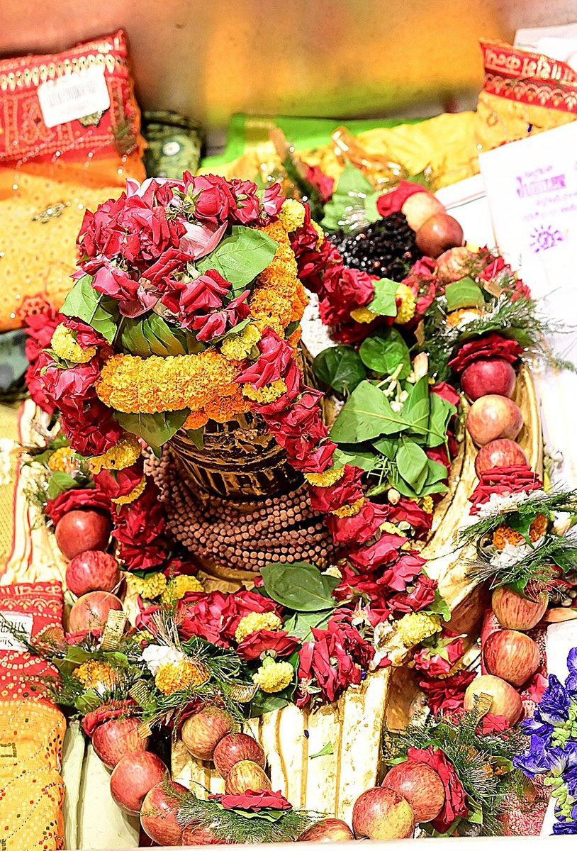 ShriVishwanath's tweet photo. श्रावण मास-2026, दिनांक 17.08.2026, के तृतीय सोमवार के पावन अवसर पर भगवान श्री विश्वेश्वर की मंगला आरती दर्शन।
हर हर महादेव! 🔱
#kashivishwanath #kashi #Sawan2026 #VishwanathDham #sanatandharma https://t.co/fwcDiaGHDG