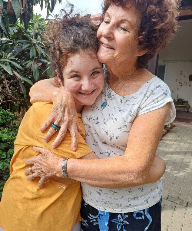 IsraelVive1948's tweet photo. Carmela Dan y su nieta Noya Dan protagonizaron una de las historias más dolorosas de la masacre del 7 de octubre de 2023.

Carmela vivía en el kibutz Nir Oz y acababa de cumplir 80 años. Su nieta Noya, de 12 años —próxima a cumplir 13—, estaba dentro del espectro autista y tenía una relación muy cercana con ella. Le encantaban los libros de Harry Potter. El viernes 6 de octubre, después de celebrar en familia el cumpleaños de Carmela, Noya pidió quedarse a dormir en la casa de su abuela.

A la mañana siguiente comenzaron las alarmas. Ambas corrieron al mamad, la habitación protegida. Durante varias horas mantuvieron contacto por mensajes con Galit, madre de Noya e hija de Carmela. Cerca del mediodía dejaron de responder.

Al principio se creyó que habían sido secuestradas y llevadas a Gaza. La fotografía de Noya vestida como una alumna de Hogwarts circuló por todo el mundo; incluso J. K. Rowling pidió públicamente por su liberación.

Pero la realidad fue todavía más cruel. Carmela y Noya habían sido asesinadas en Nir Oz. Sus cuerpos fueron encontrados abrazados dentro del refugio de la casa incendiada. La identificación forense fue comunicada a la familia el 19 de octubre.

Ese mismo día, otros integrantes de la familia también fueron atacados: los primos de Noya, Sahar y Erez Calderon, fueron secuestrados junto con su padre, Ofer Calderon. Los dos niños recuperaron la libertad en noviembre de 2023 y Ofer fue liberado posteriormente.

La última imagen de Carmela y Noya juntas resume su vínculo: una abuela abrazando a su nieta hasta el final, intentando protegerla cuando ya no quedaba nadie que pudiera rescatarlas.

Todo esto lo hicieron árabes que se hacen llamar palestinos amparados por sicópatas internacionales 

❌ TODO EMPEZÓ AQUÍ. QUE NADIE LO OLVIDE.💔