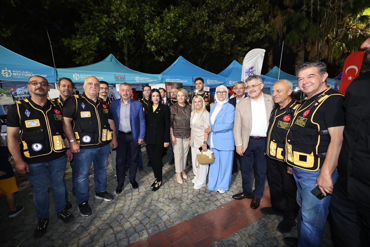 yyaseminozdemir's tweet photo. 📍#Gölcük

@Akparti Genel Başkan Yardımcımız,Çevre ve Şehircilik Politikaları Başkanımız Sayın @AyanNilhan ‘ın teşrifleriyle, 17 Ağustos 1999 Gölcük Depremi’nin 27. yıl dönümünde düzenlenen anma programına katıldık.

17 Ağustos’un acısı hâlâ yüreğimizde…

O gece hayatını kaybeden hemşehrilerimizi ve tüm deprem şehitlerimizi rahmetle yâd ediyorum.

Ruhları şad,mekânları cennet olsun.🤲

Unutmadık, unutmayacağız…

#17Ağustos1999
#Deprem 

@tugbaisikercan 
@AKKADINGM 
@akkadinkocaeli